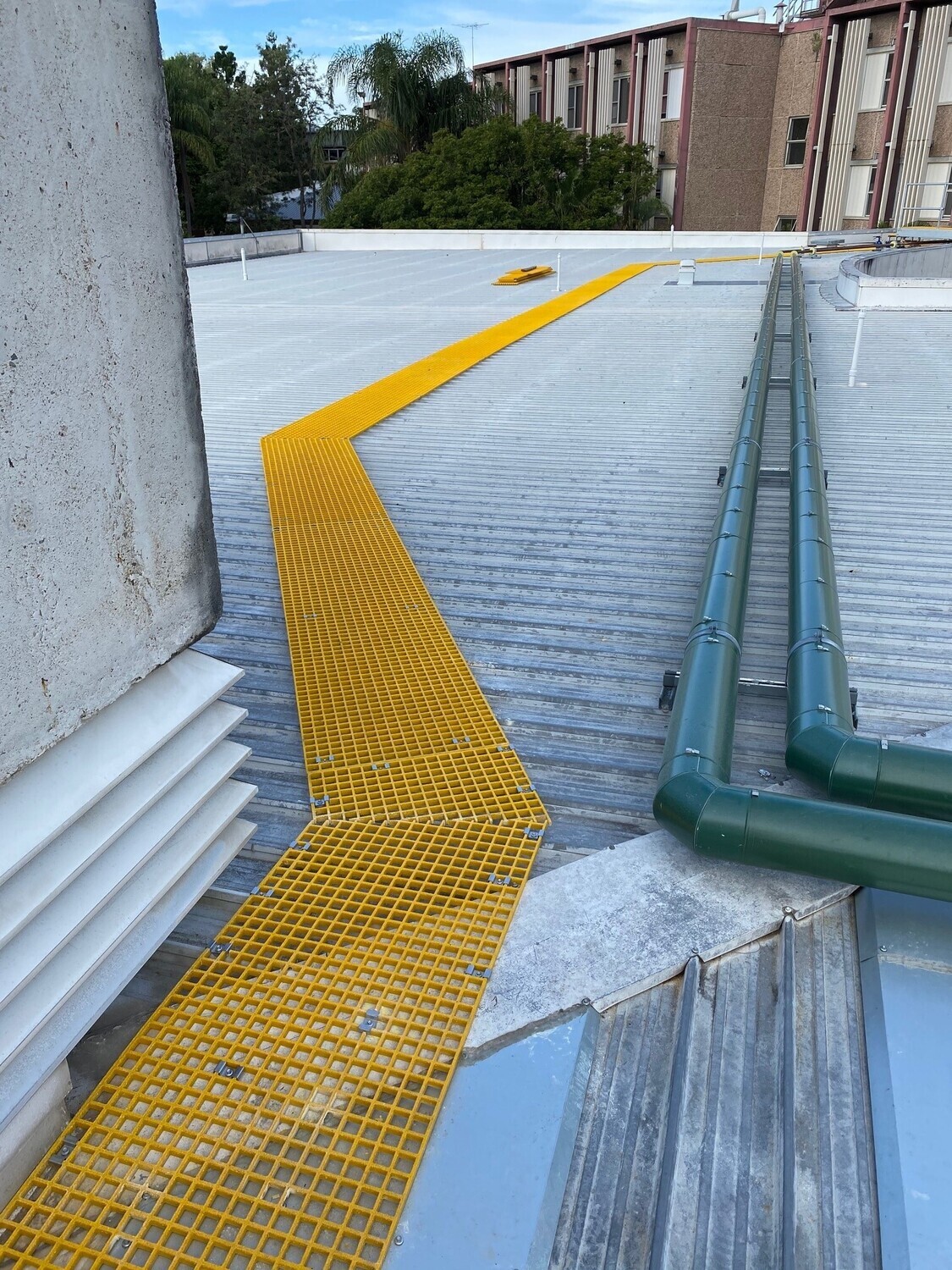 40%20mm%20FRP%20Moulded%20Grating%20Mesh%20for%20Rooftop%20%26%20Industrial%20Walkways%20%20 1753399511